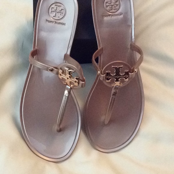 TORY BURCH ROSE GOLD LOGO JELLY TONGS SIZE 9 - Picture 2 of 3